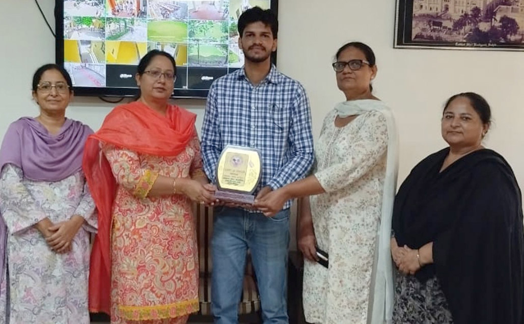 बब्बर अकाली मेमोरियल खालसा कॉलेज गढ़शंकर के छात्र मोहित चौधरी को विशेष सम्मान